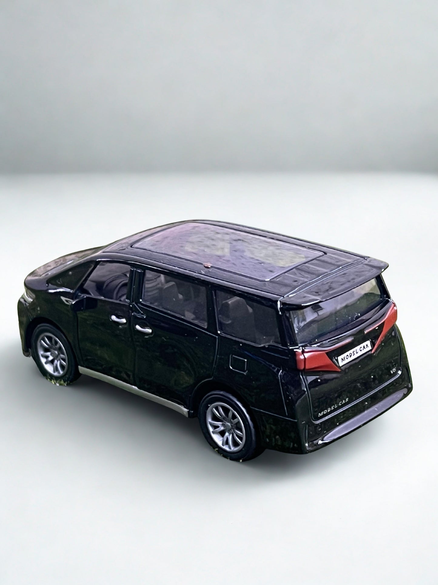 Toyota ALPHARD MPV. 1:32 Scale 
diecast toy model